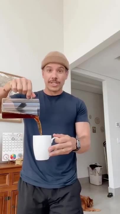 Comece seu vídeo enchendo um copo. Comece seu vídeo mostrando algo no computador.